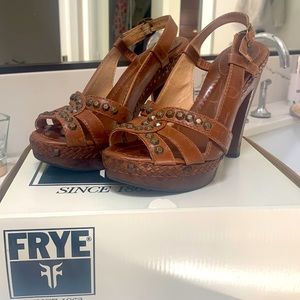 Frye brown platform leather Sandals with bronze  hardware. Size 6.5